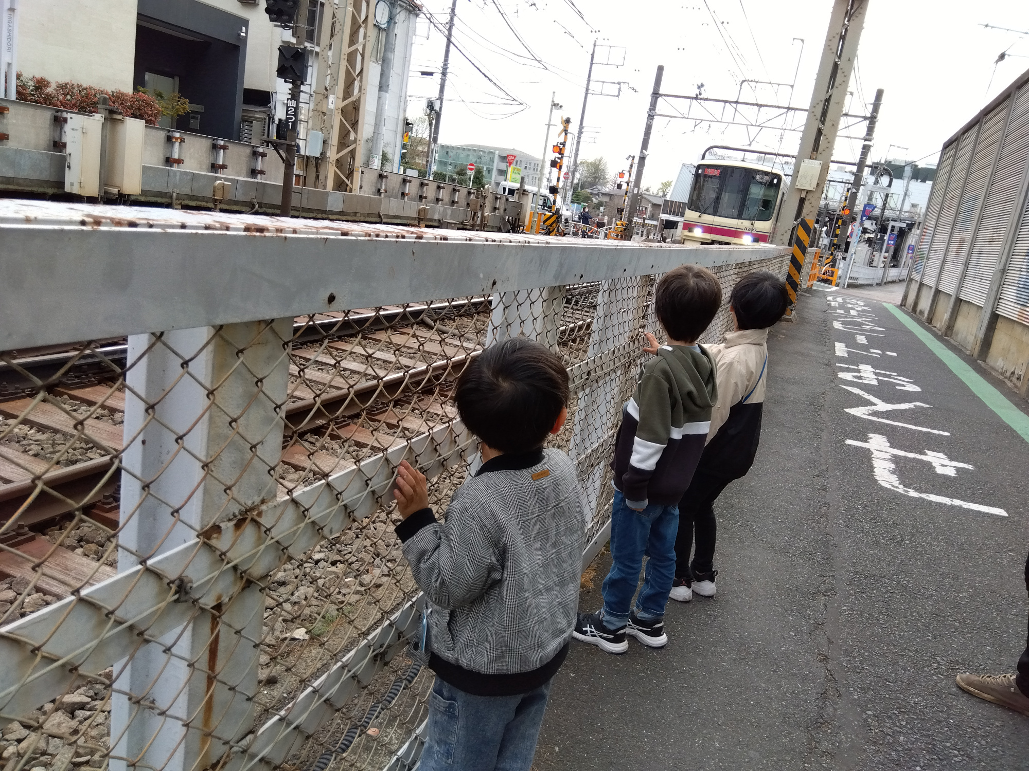 電車を眺める子どもたち