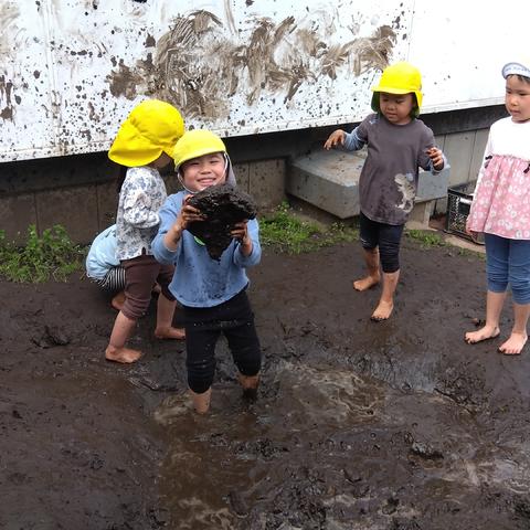泥遊びをする子どもたちの様子