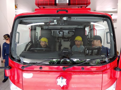 消防車の運転席に座る子どもたち