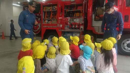 消防士に質問をする子どもたち