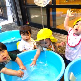 船橋どろんこ保育園「水遊び、はじめました」