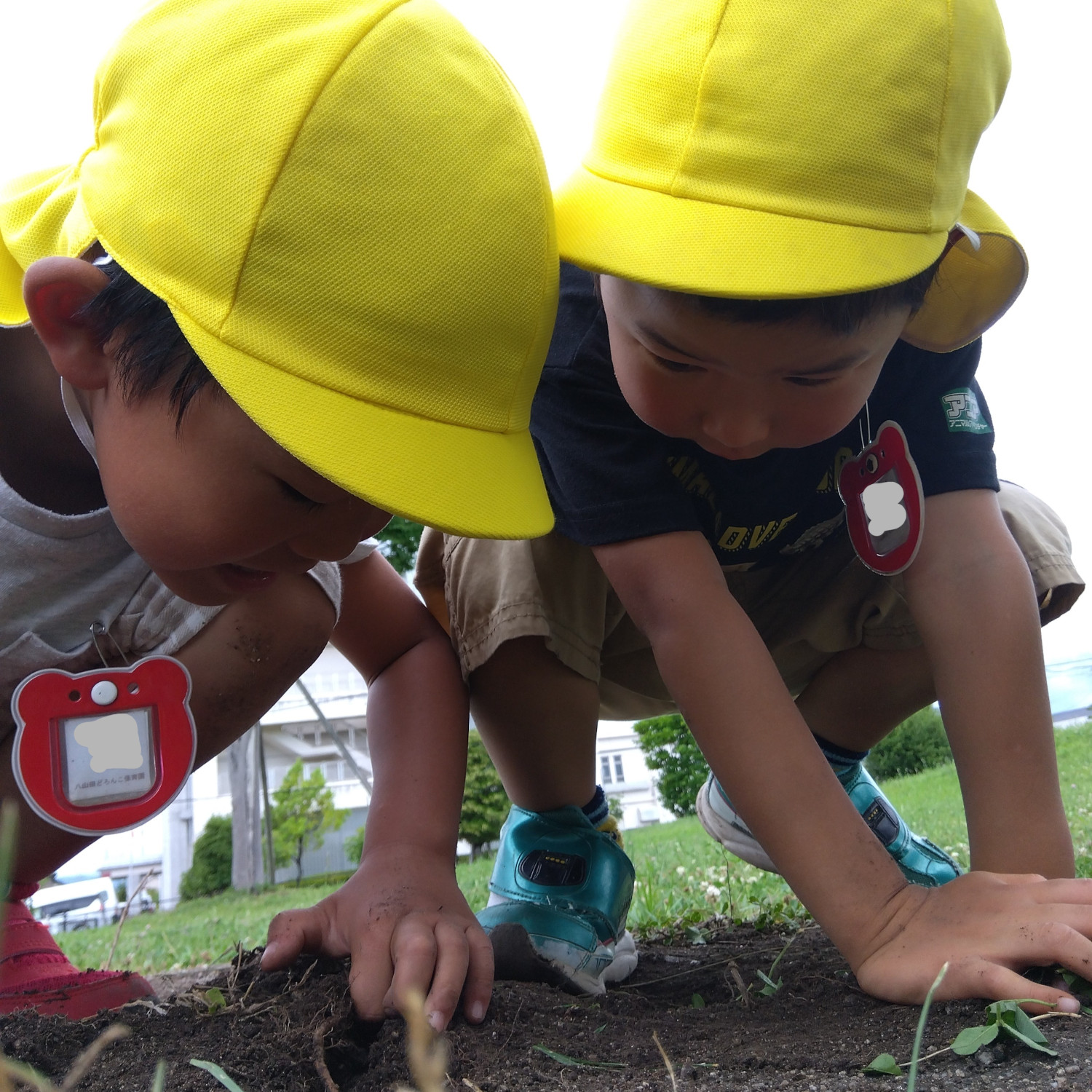 土を素手で触って感触を楽しむ子ども