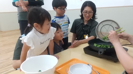 植物に触れる子どもたち