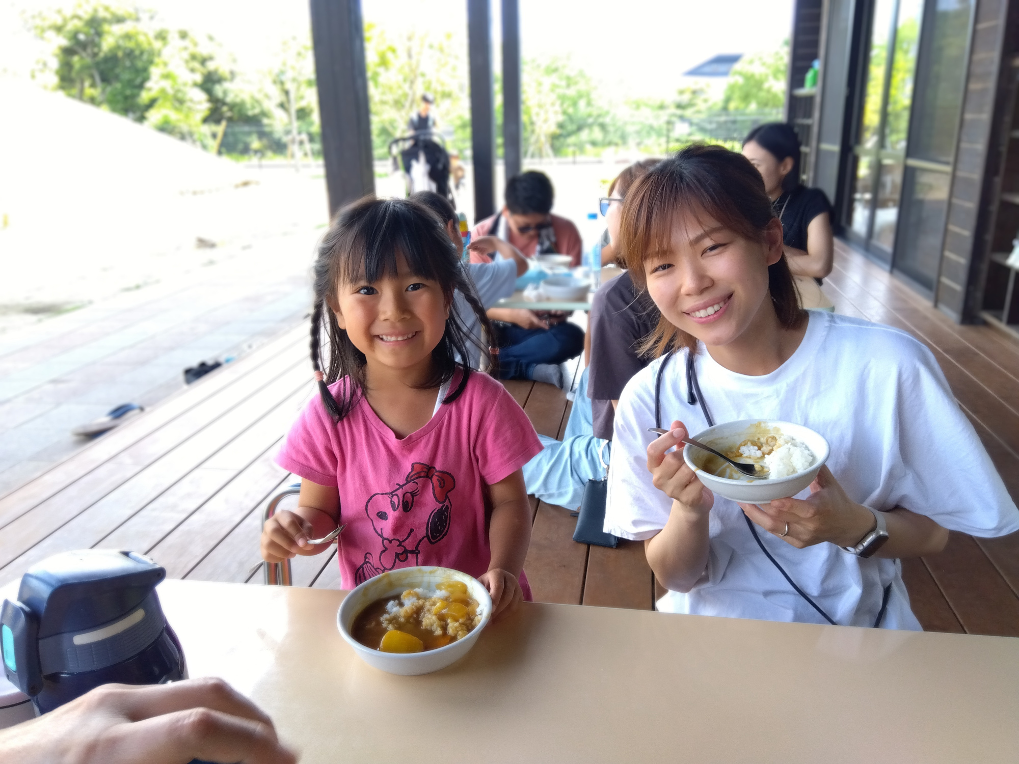 カレーを食べる様子