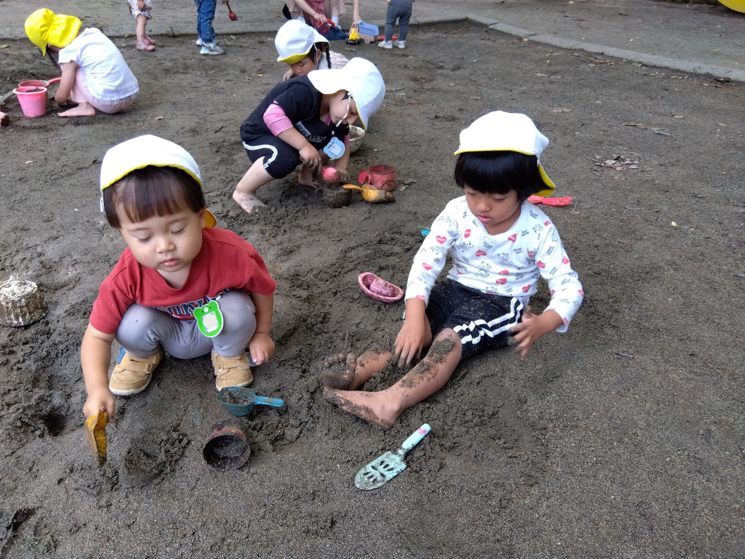 砂場で遊ぶ子どもたち