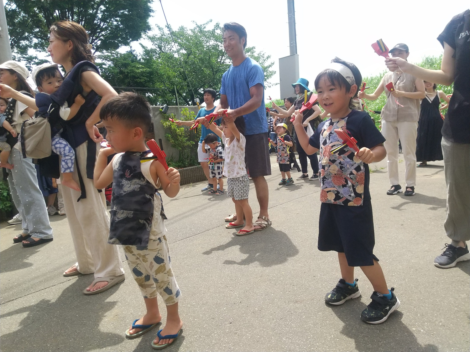 親子での鳴子踊りの様子