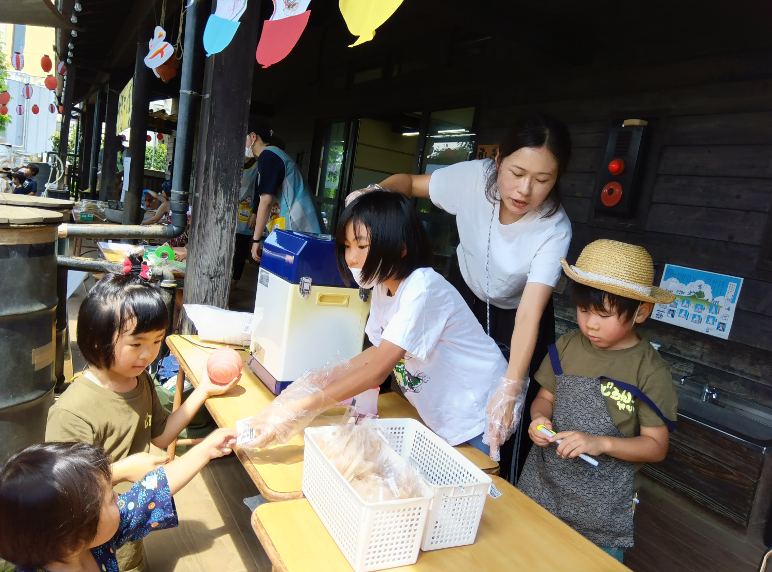 出店で店番をする子どもの様子