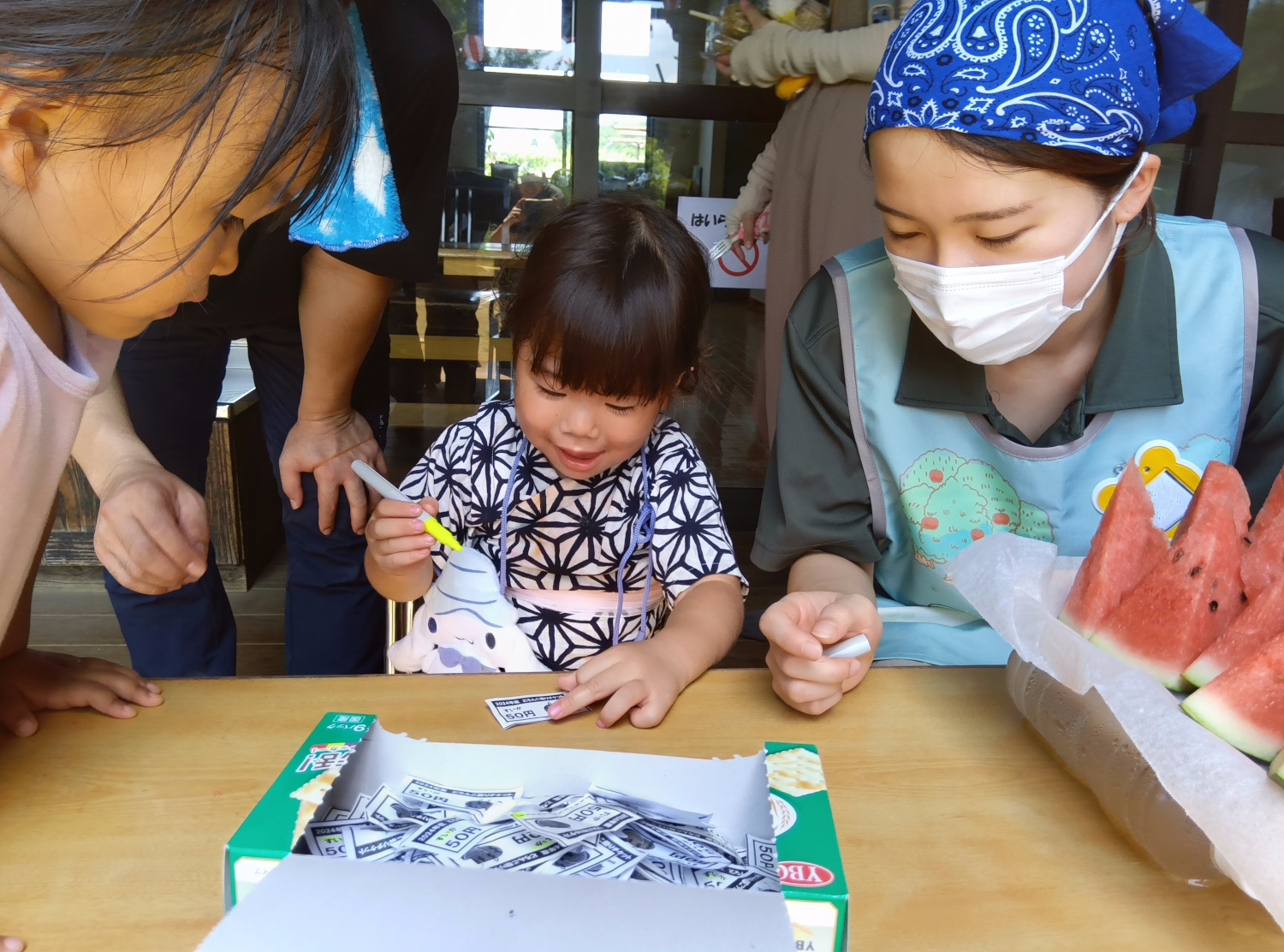 出店で店番をする子どもの様子