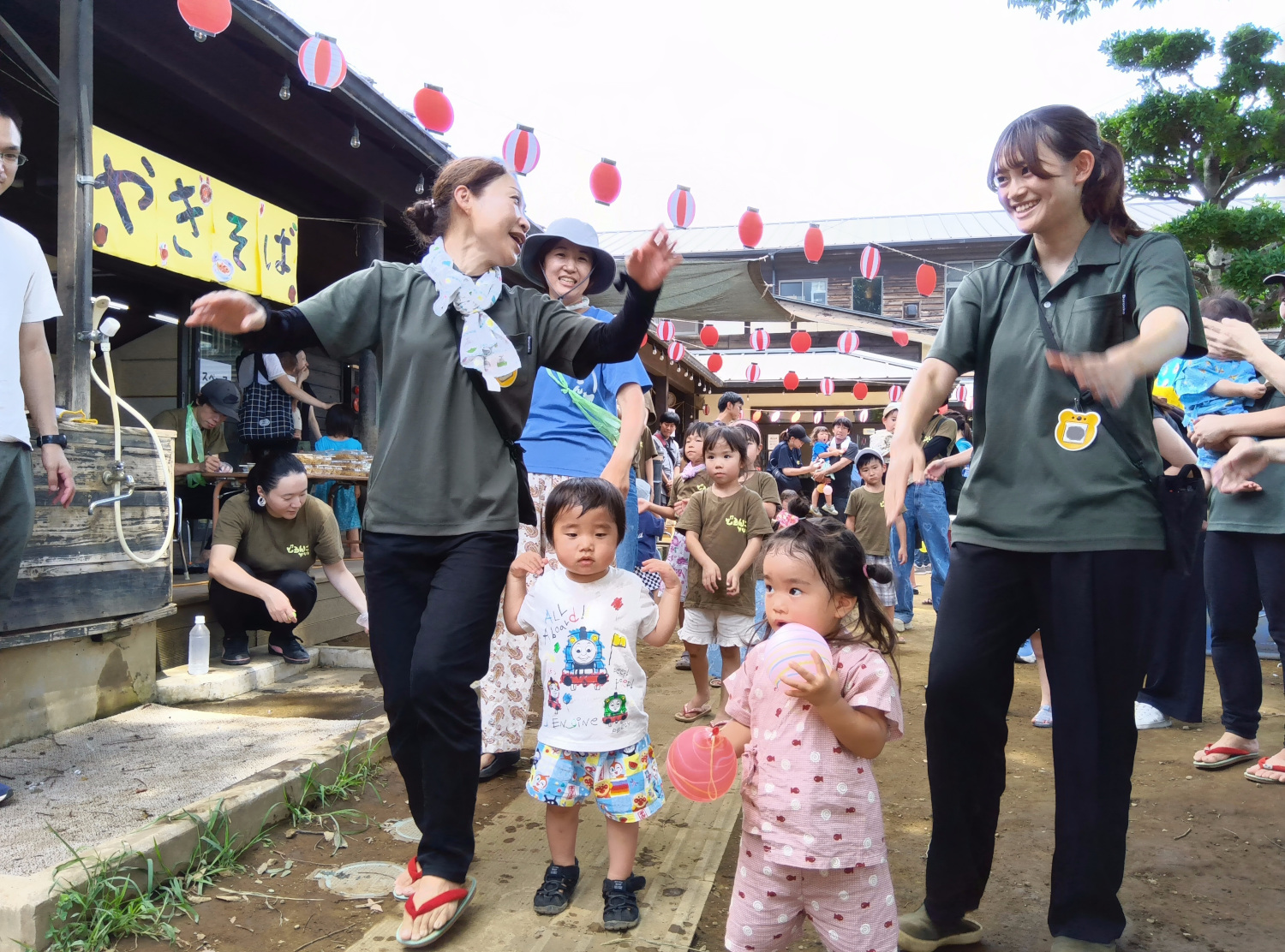 どろんこ祭りを楽しむ子どもたち