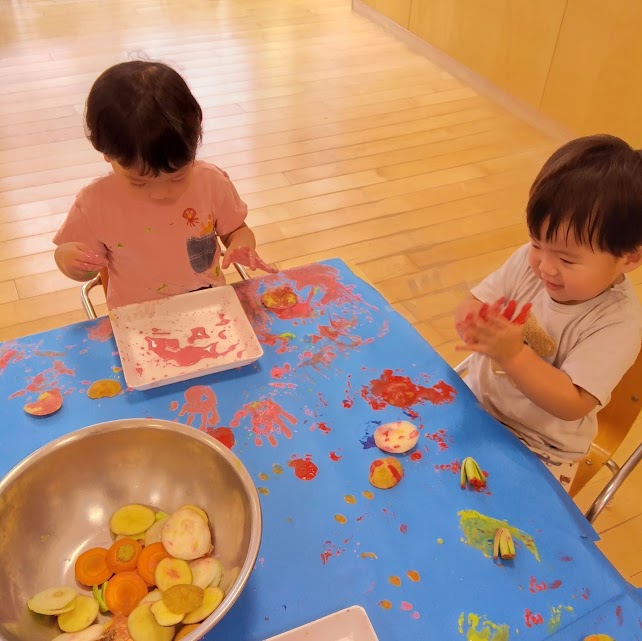 野菜スタンプで遊ぶ子どもたち