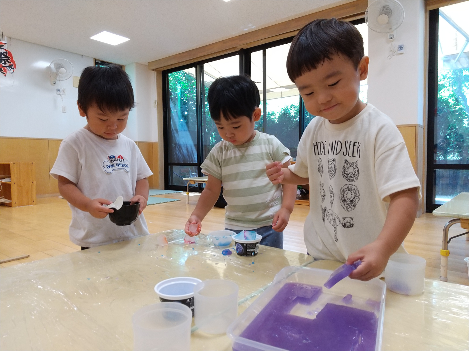 子どもたちが寒天で遊ぶ様子