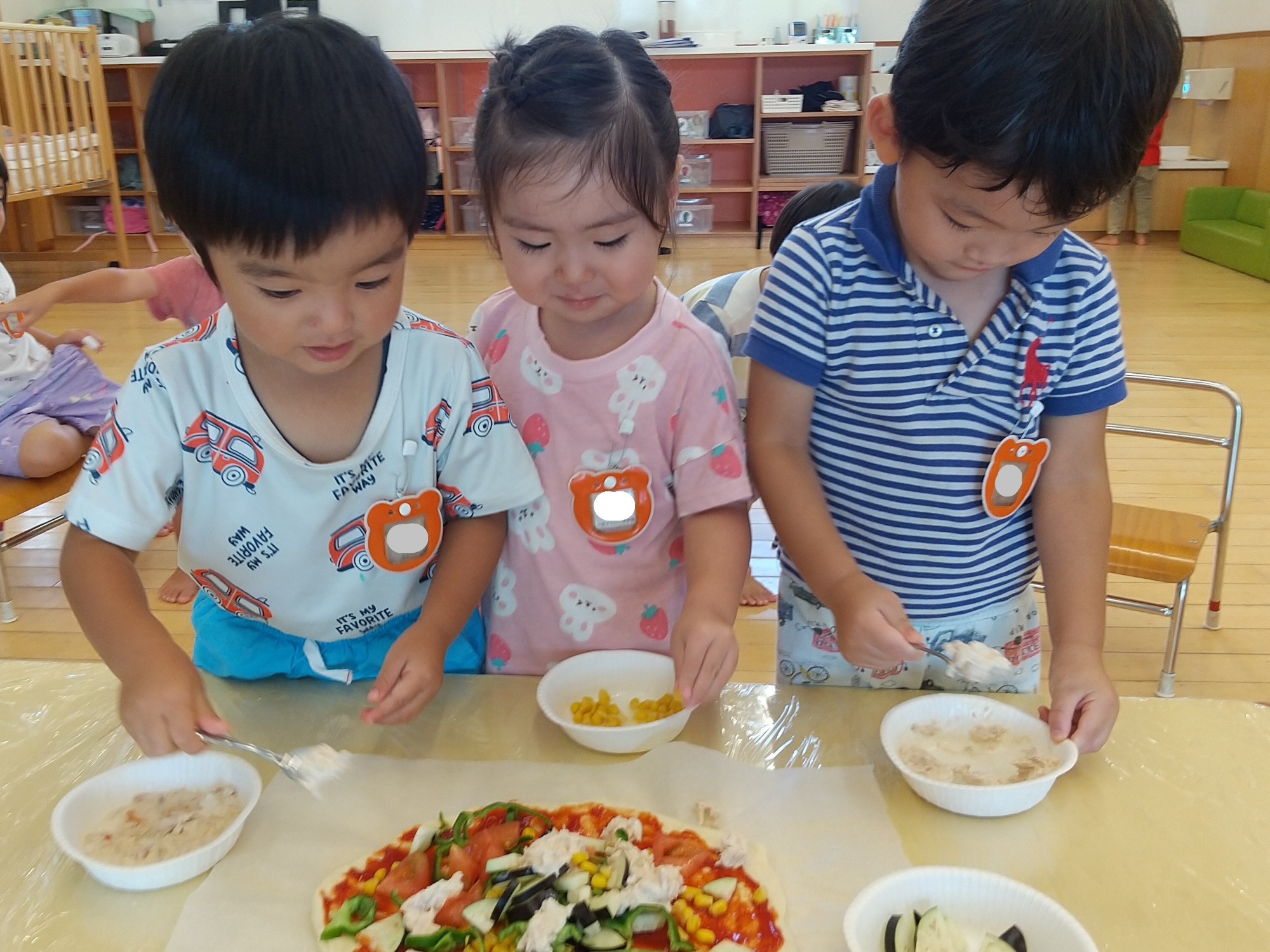 ピザ生地の上に野菜をのせる姿