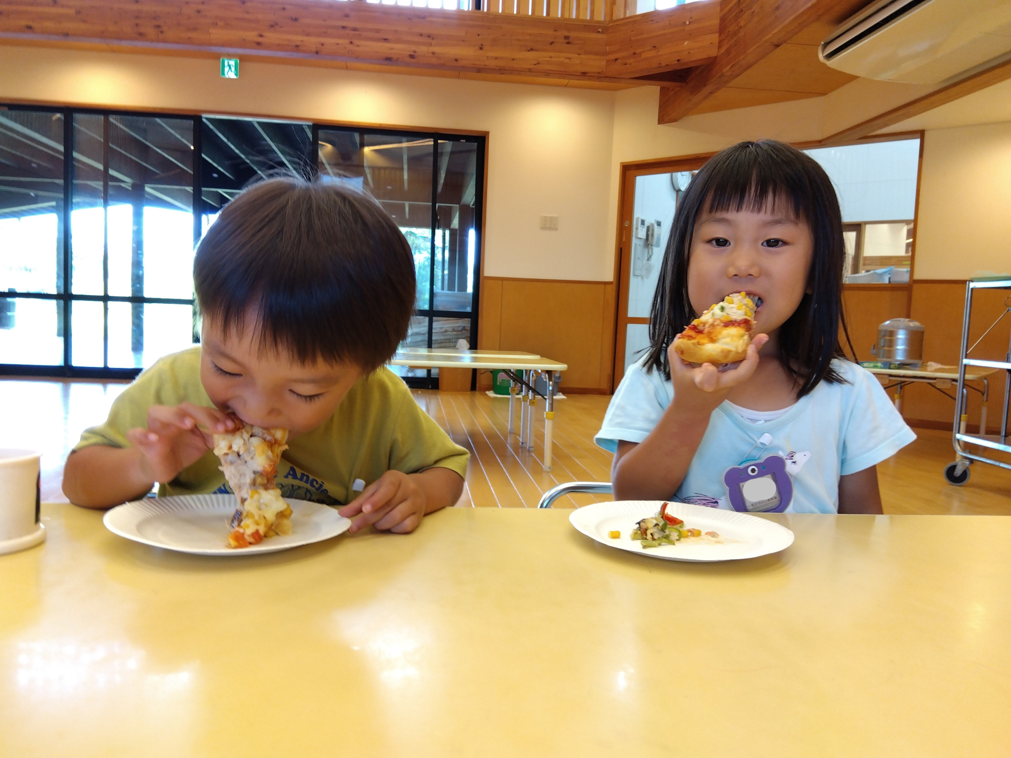 ピザを食べる子どもたちの様子