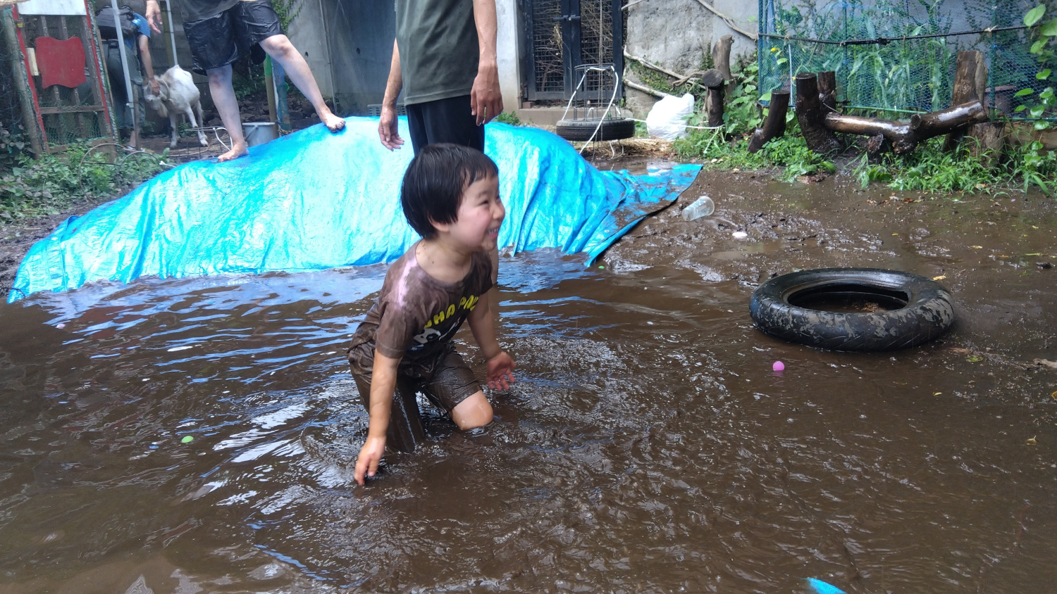 園庭で泥遊びをする子どもの様子