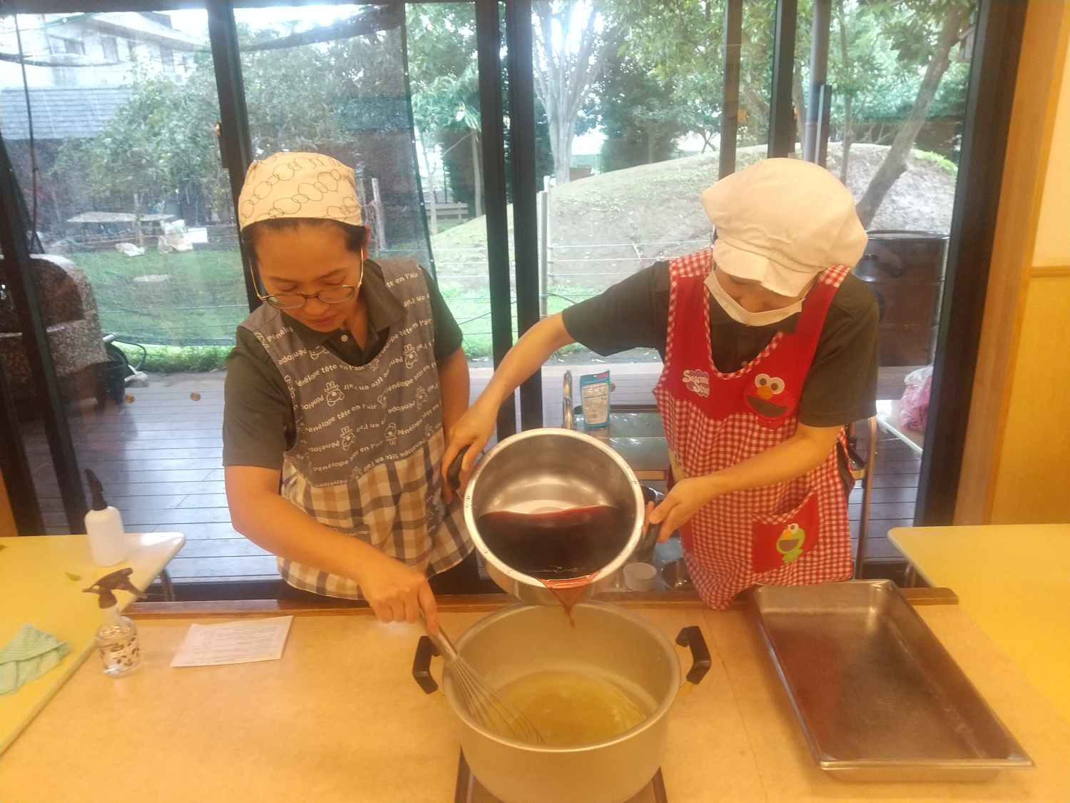 鍋にぶどうジュースを注ぐ様子