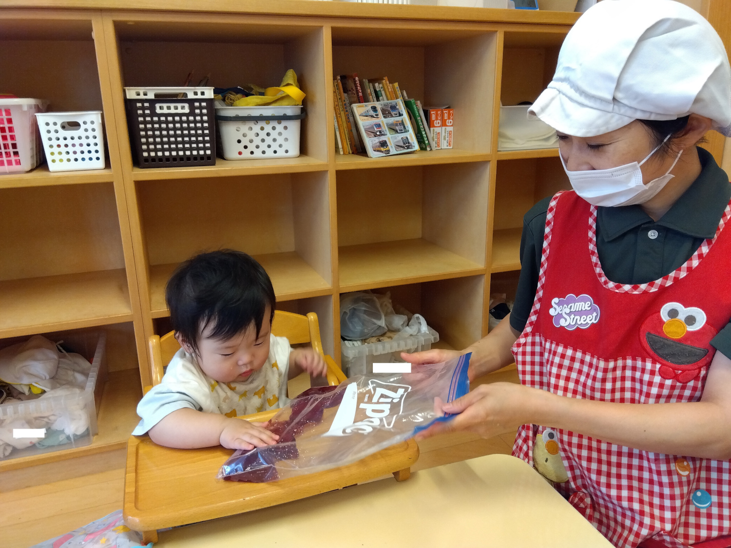 出来上がった寒天ゼリーを袋の上から潰す子ども