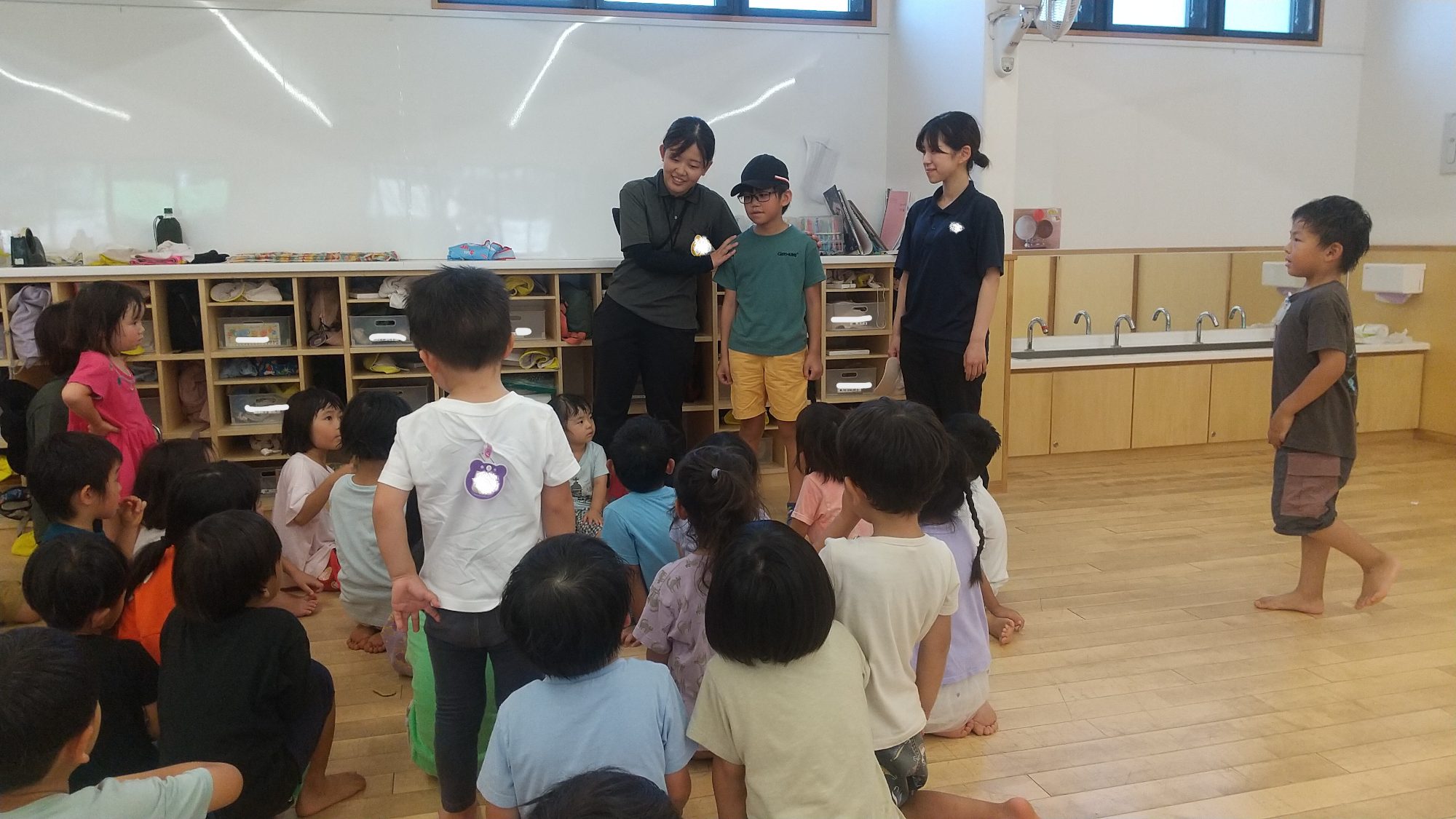 元園児の小学生が園児たちと話をする様子