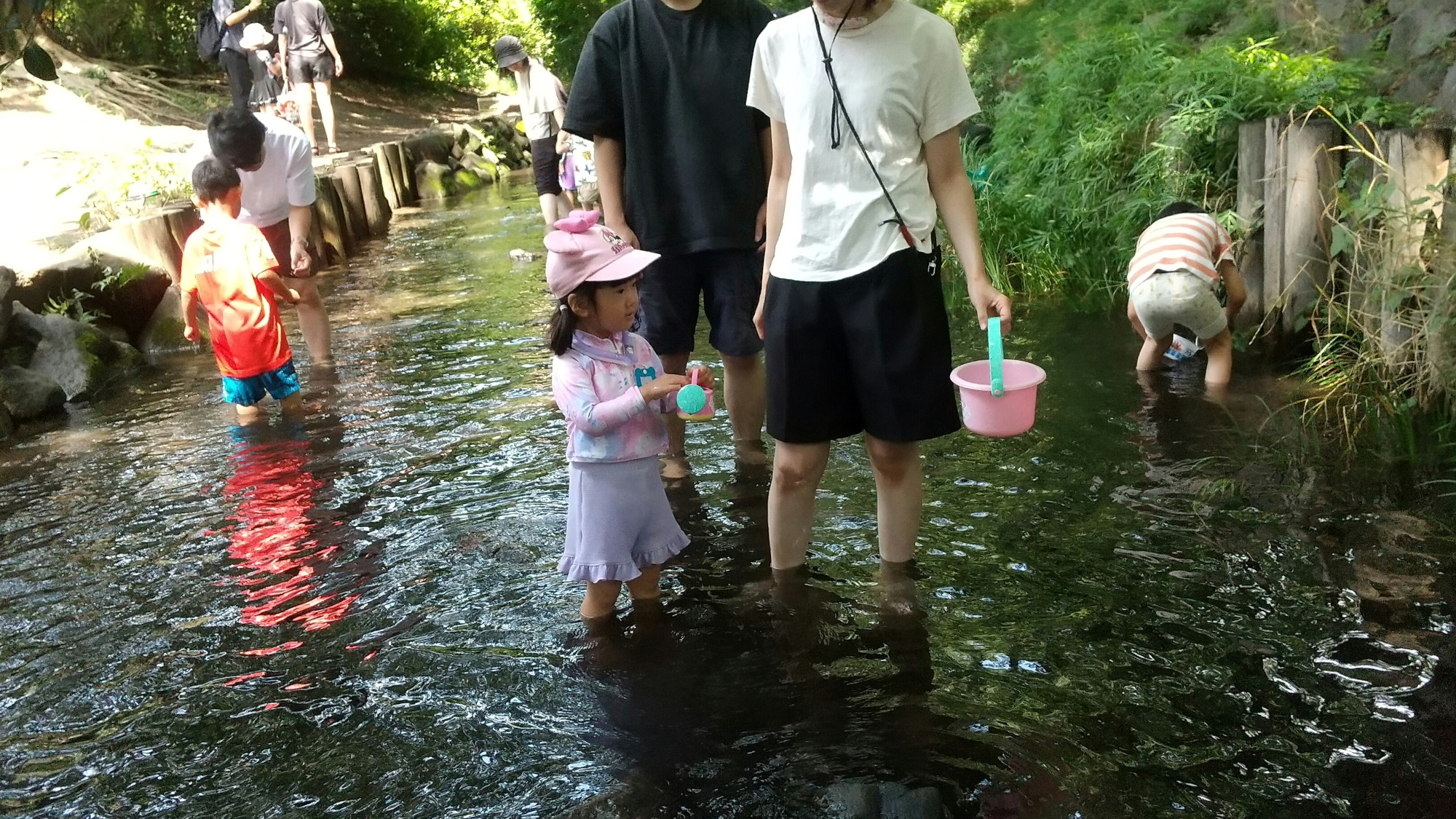 川に入る子どもの様子