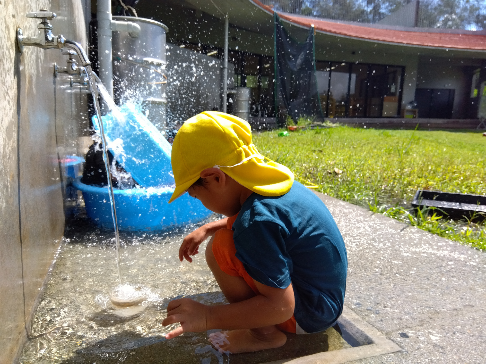 水遊びをする子どもの様子