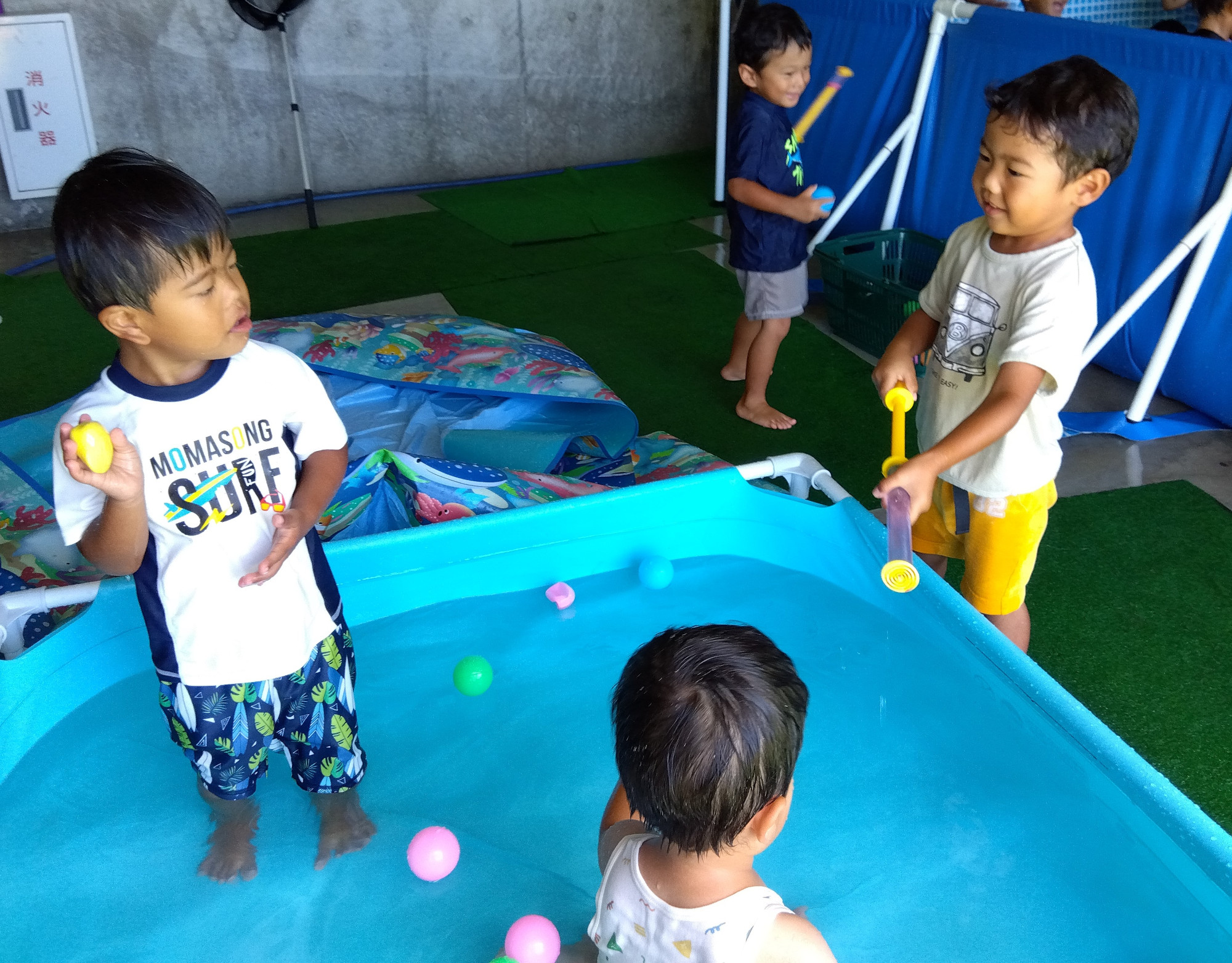 プールで遊ぶ子どもの様子１