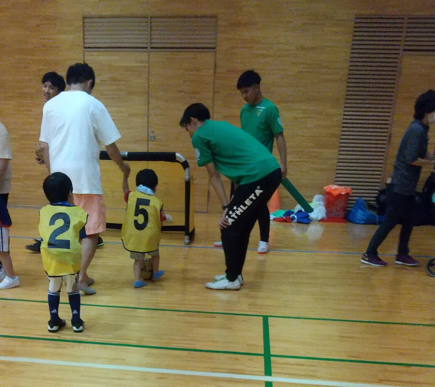 サッカーに挑戦する子どもたち