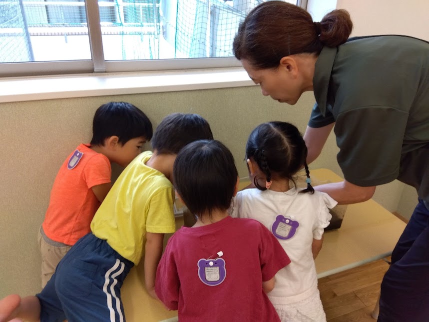 屋内で過ごす子どもたちの姿