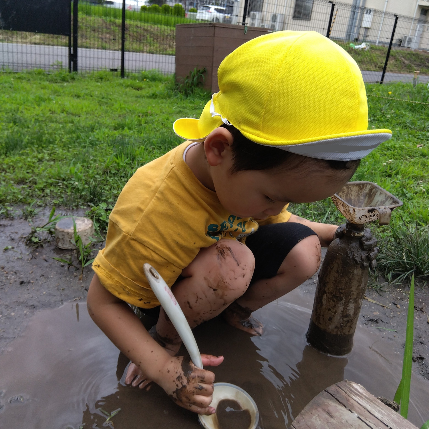 水たまりに夢中になる子ども