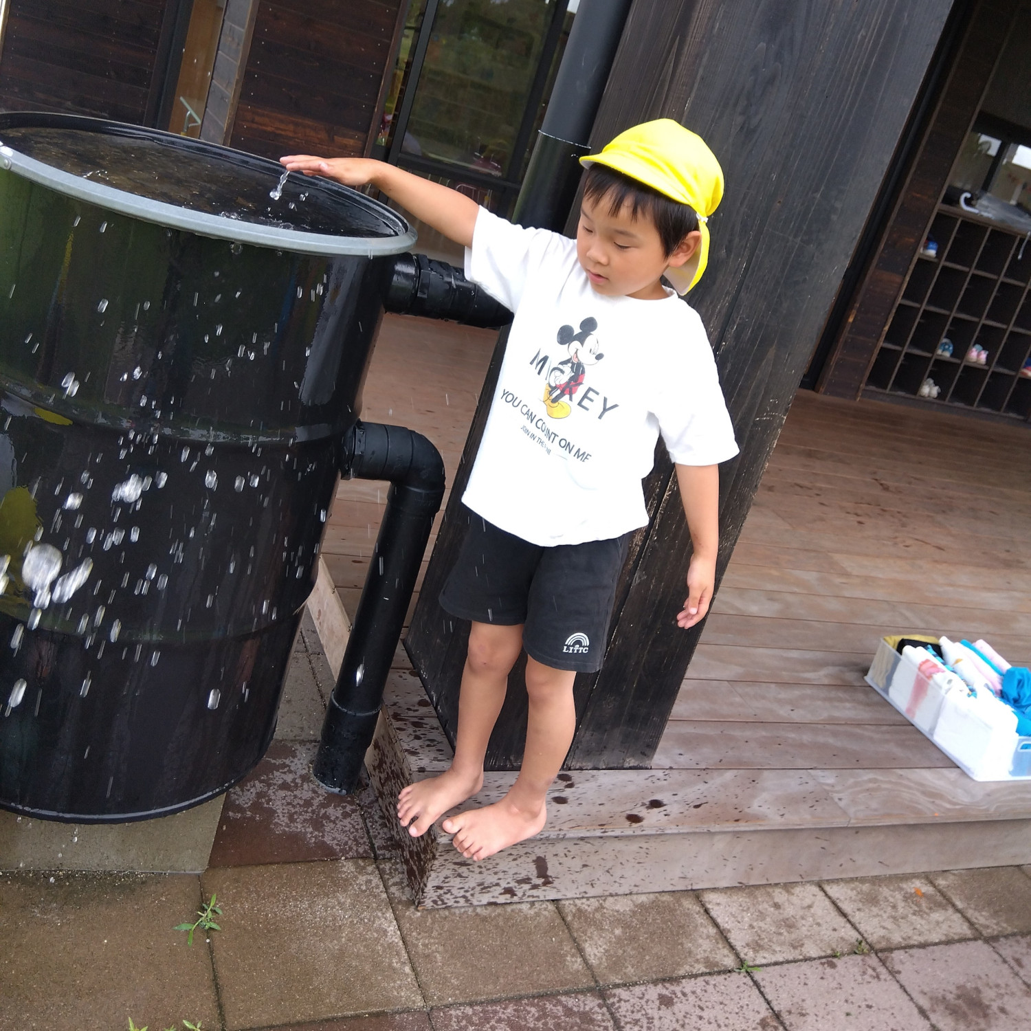 水のしぶきを楽しむ子どもの様子