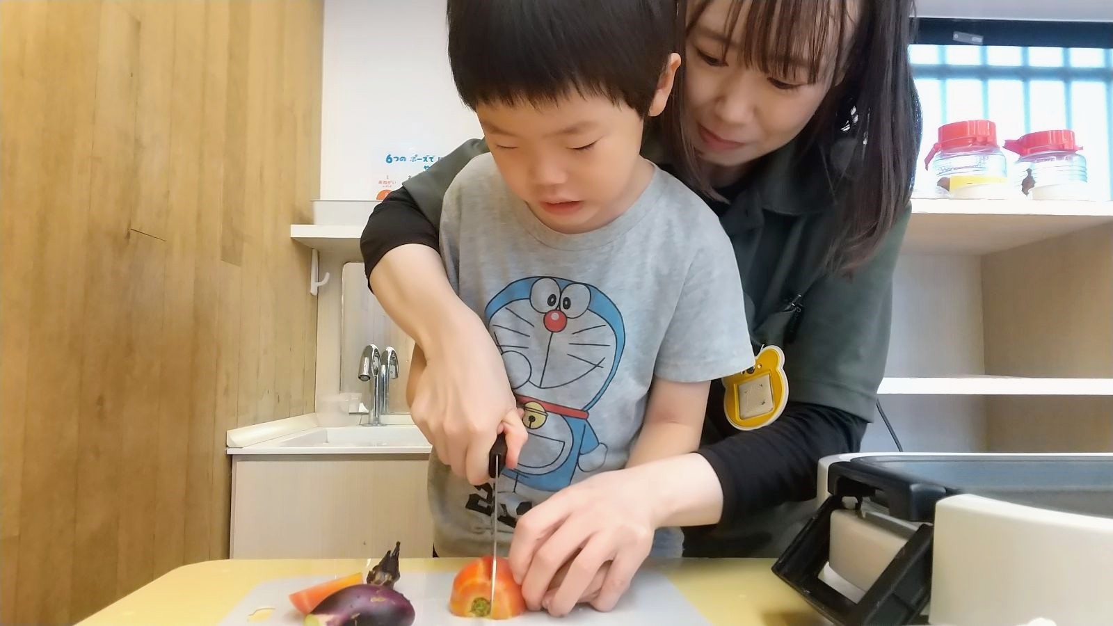 収穫したトマトを見せる子どもの様子