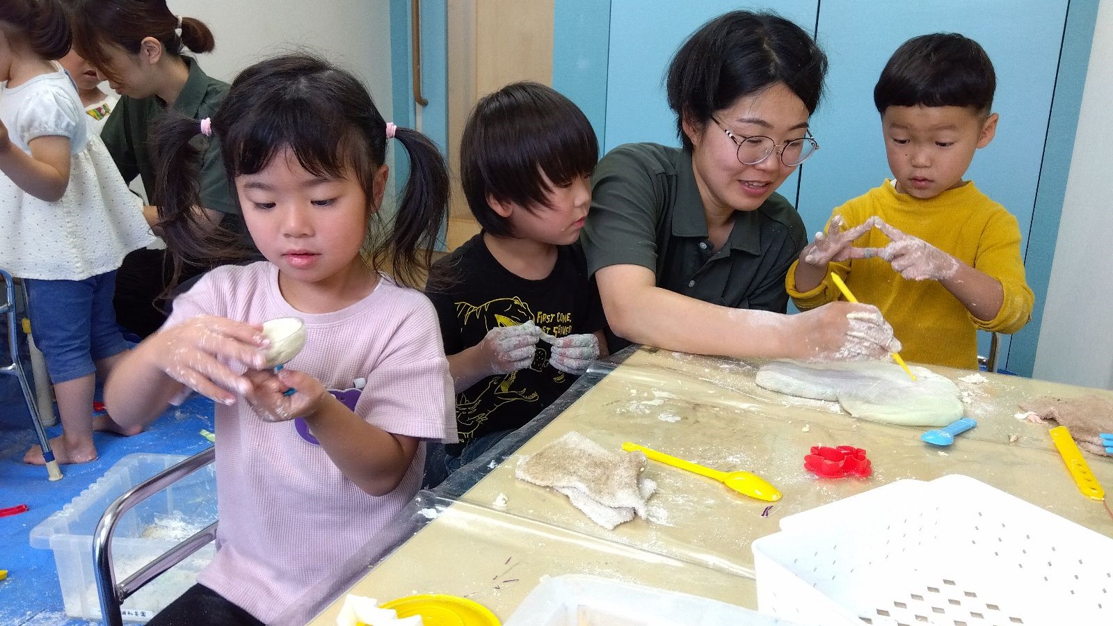 小麦粘土の感触を楽しむ子どもたち