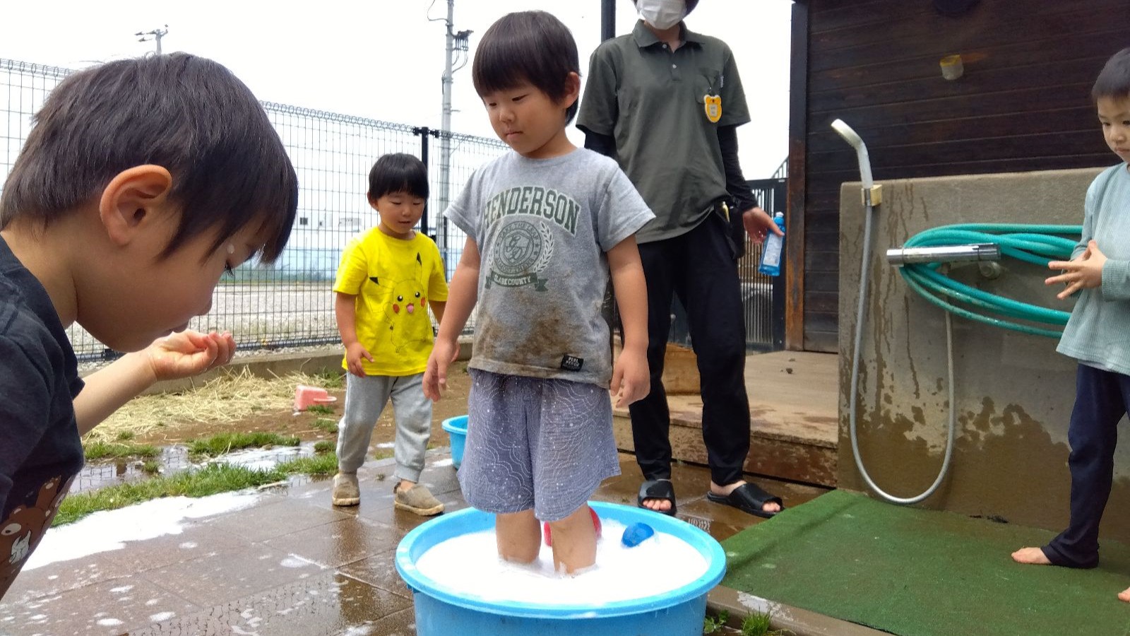 水や泡で遊ぶ子どもたち