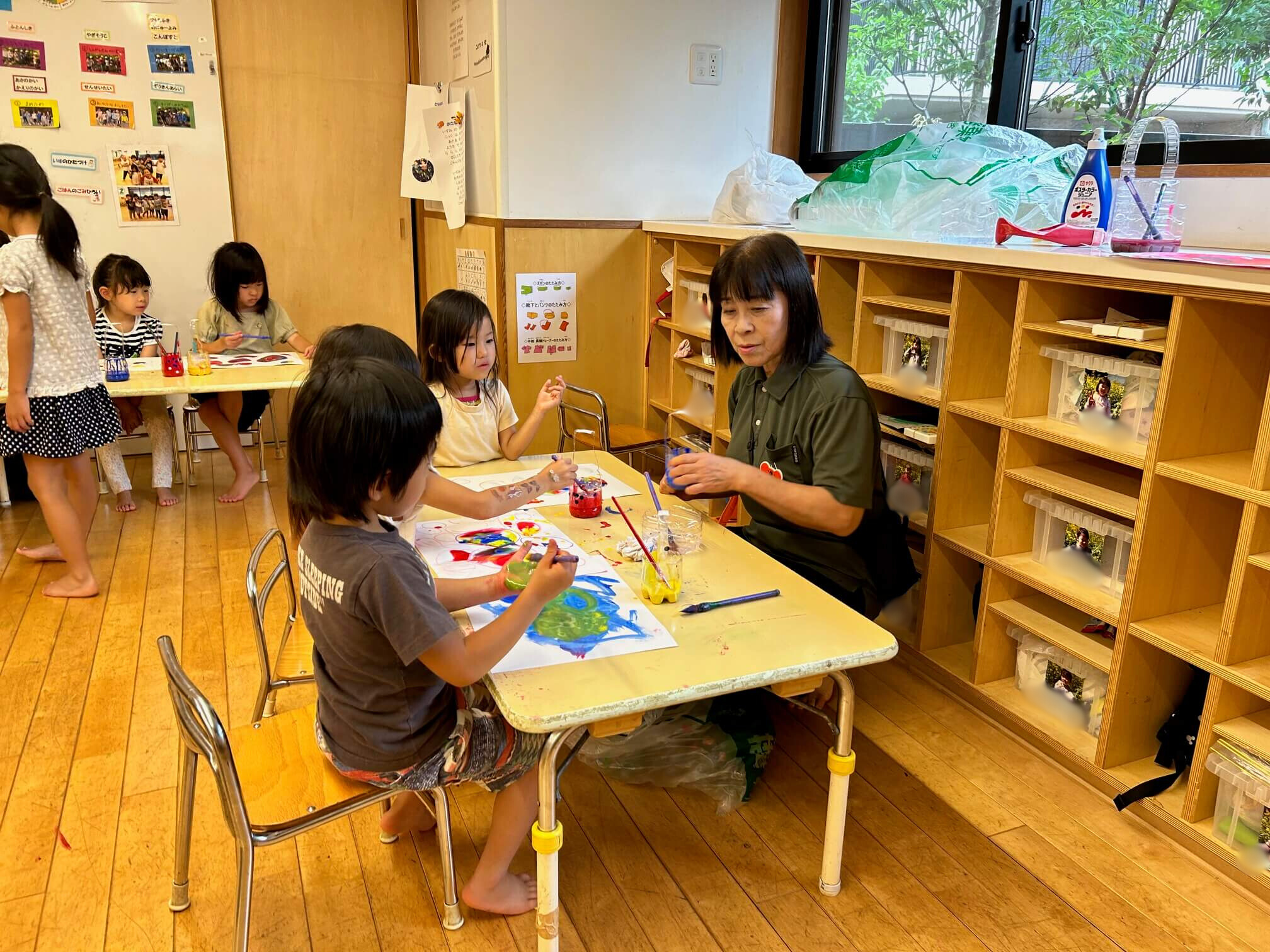 保育園、つむぎの子どもがともに過ごす様子