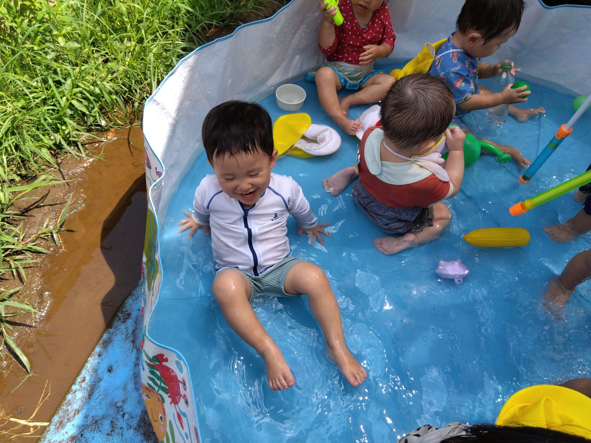 プールで水遊びをする子どもたち