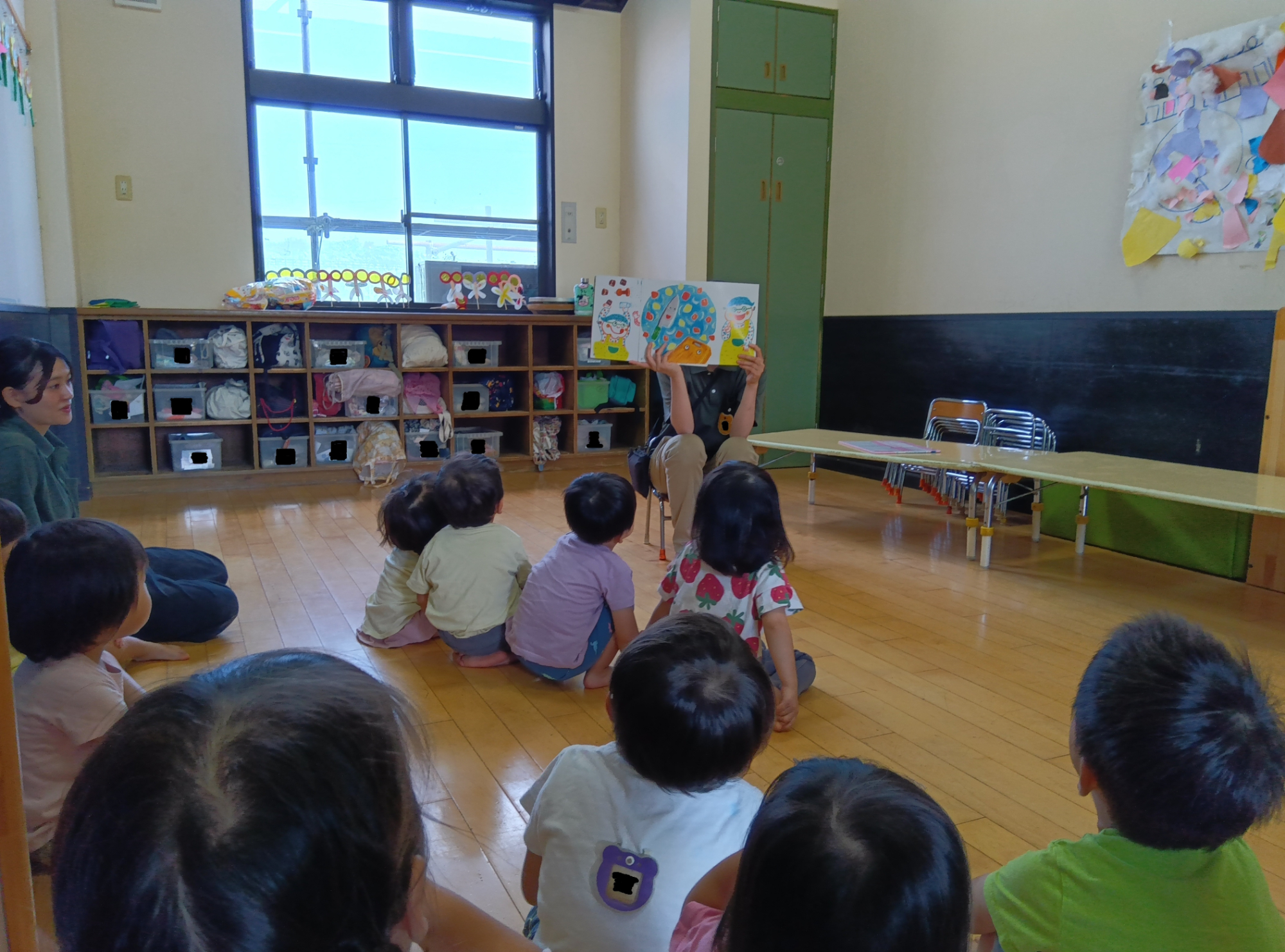 紙芝居を見る子どもたち