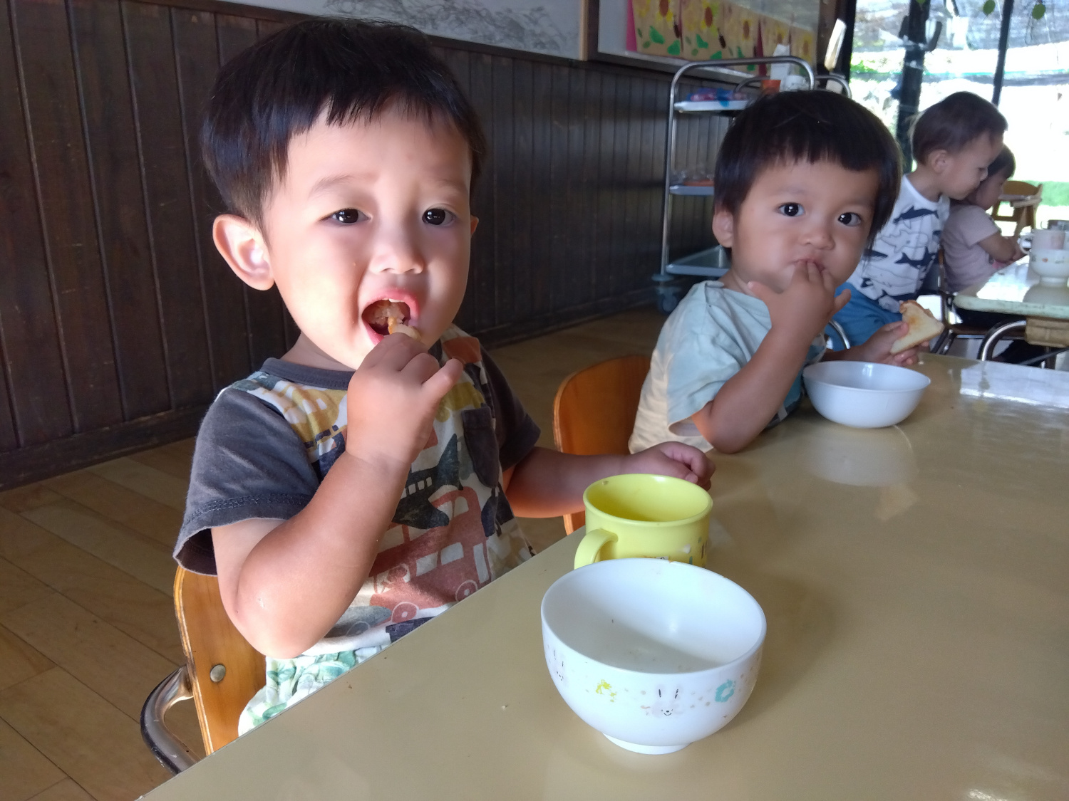 焼き上がったピザを食べる子どもたち