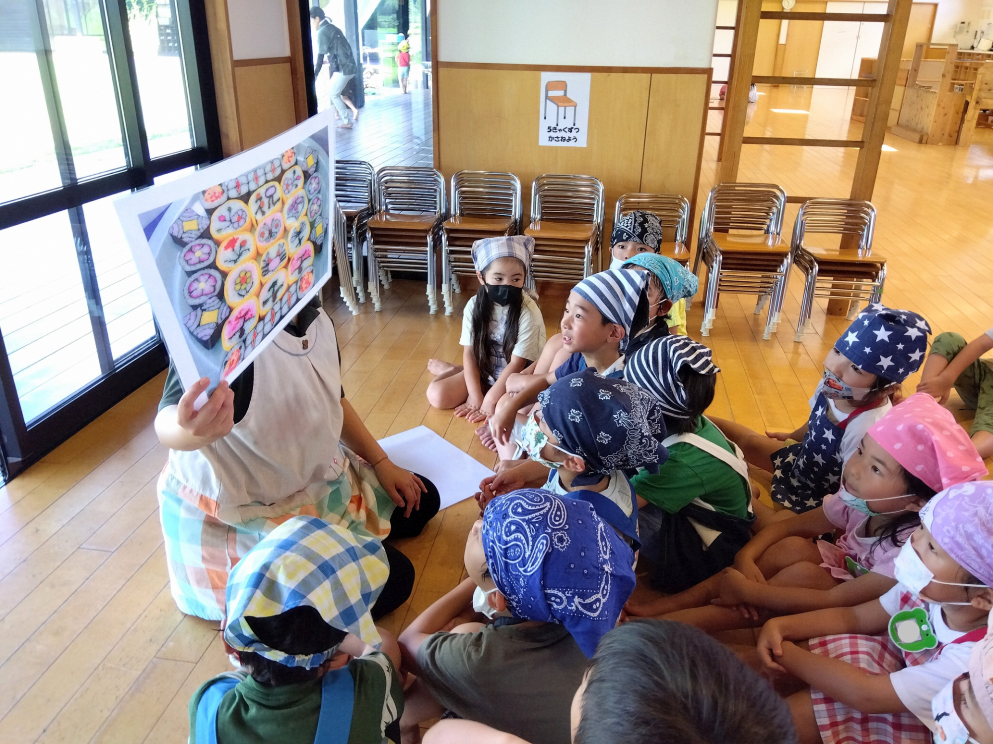 太巻きについて学ぶ子どもたち