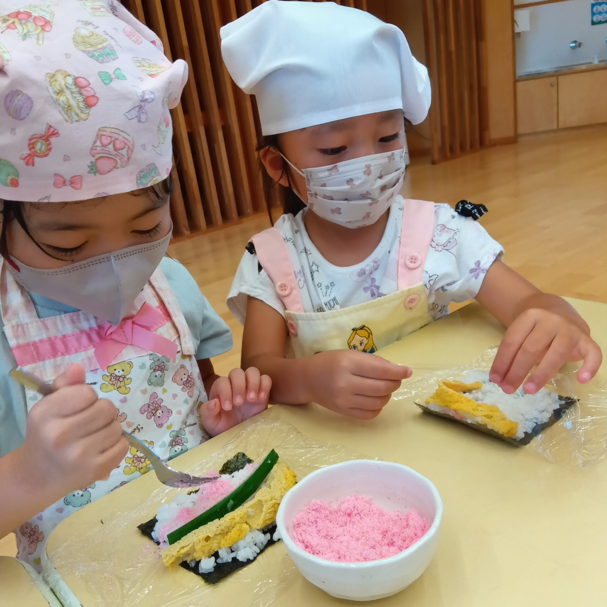 太巻き寿司を作る子どもたち