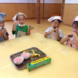 一宮どろんこ保育園「巻き寿司作り」