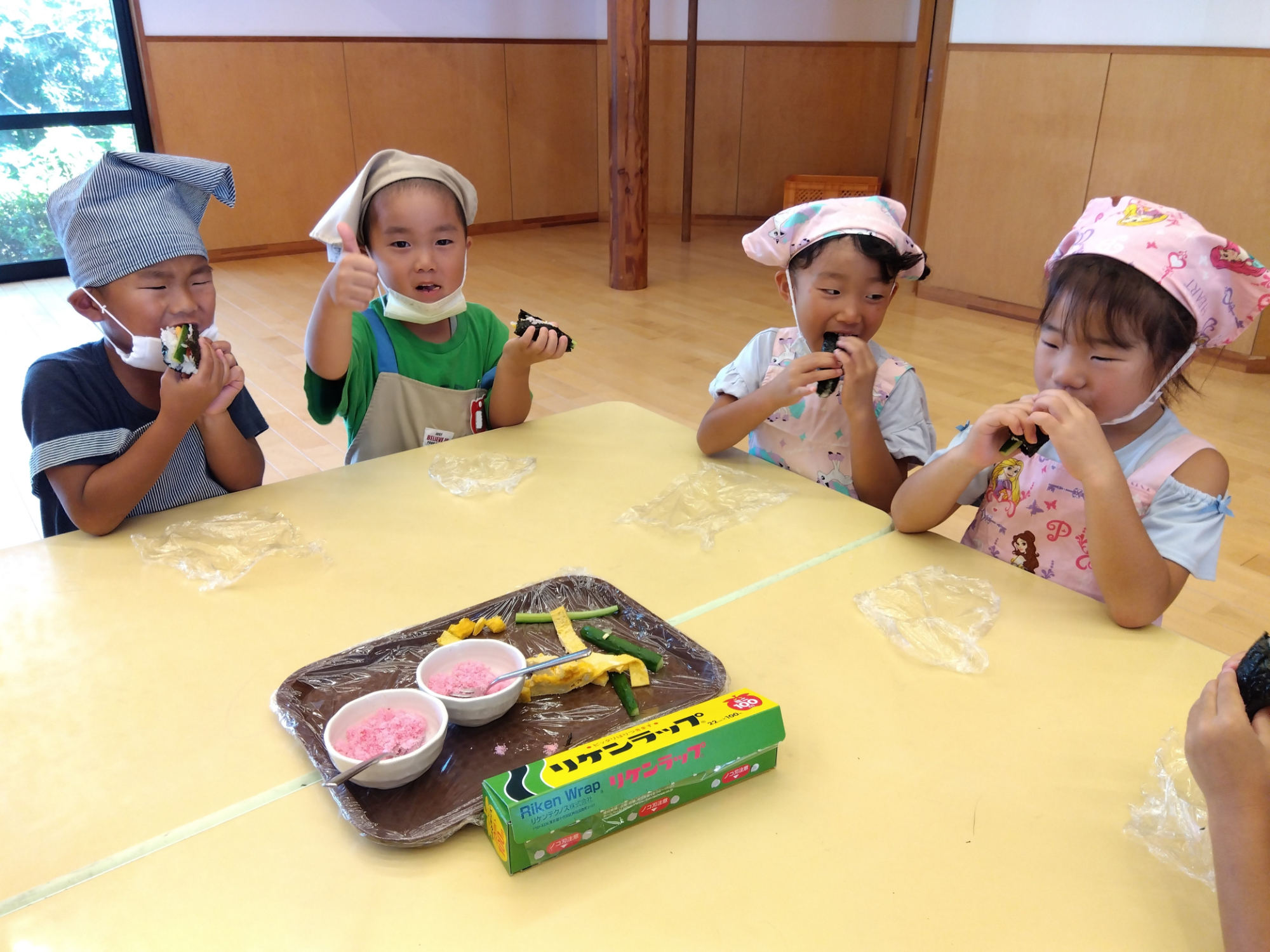 みんなで太巻きを食べる様子