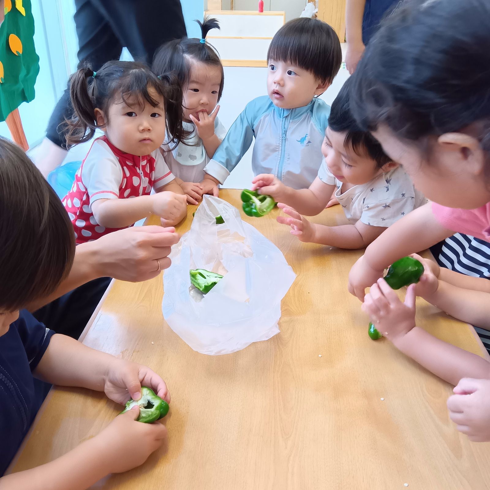 ピーマンの種を取る子どもたち