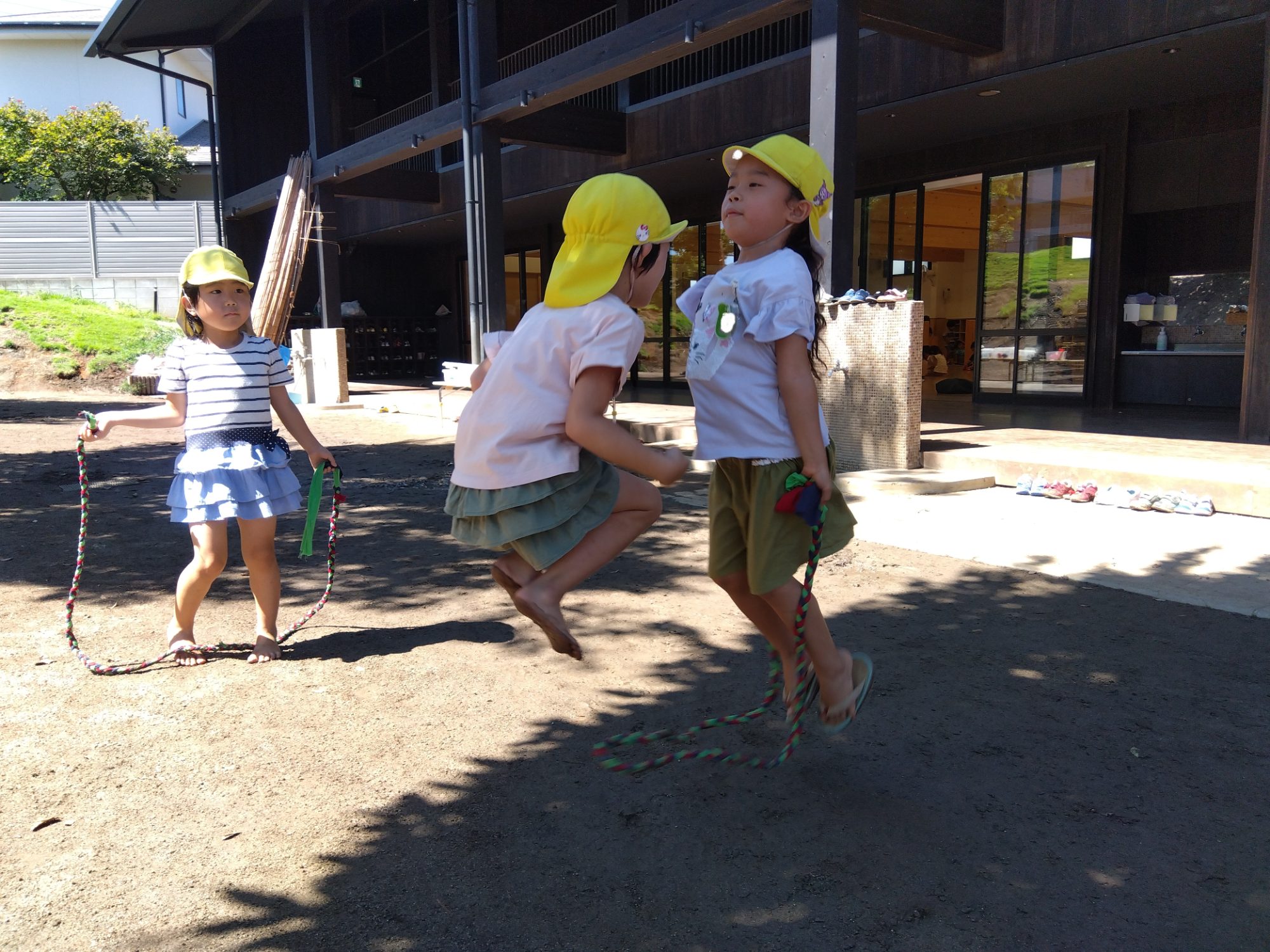 2人縄跳びをする子どもたち