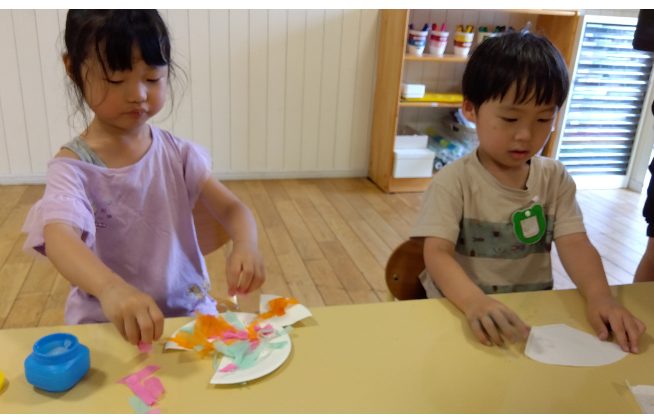 紙皿で魚を作る子どもたち