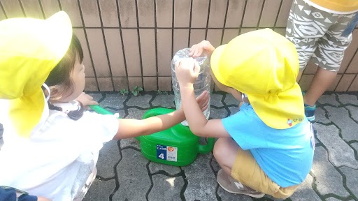 ペットボトルを支える子どもたち