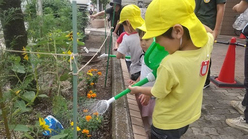 じょうろで水をやる子どもたち