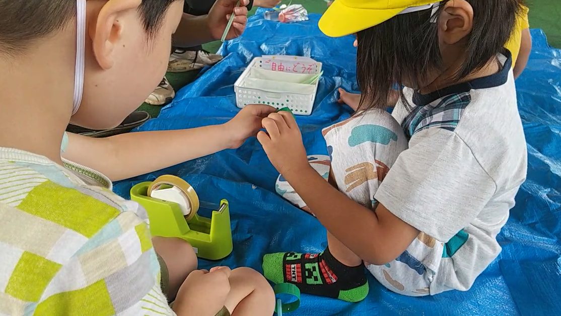 飛行機を作る子ども