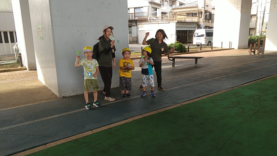 飛行機を飛ばす子どもたち