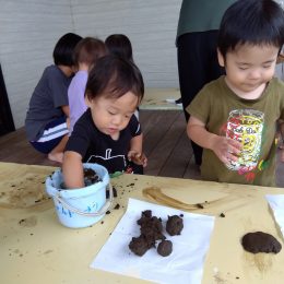 池上どろんこ保育園「土粘土遊び」