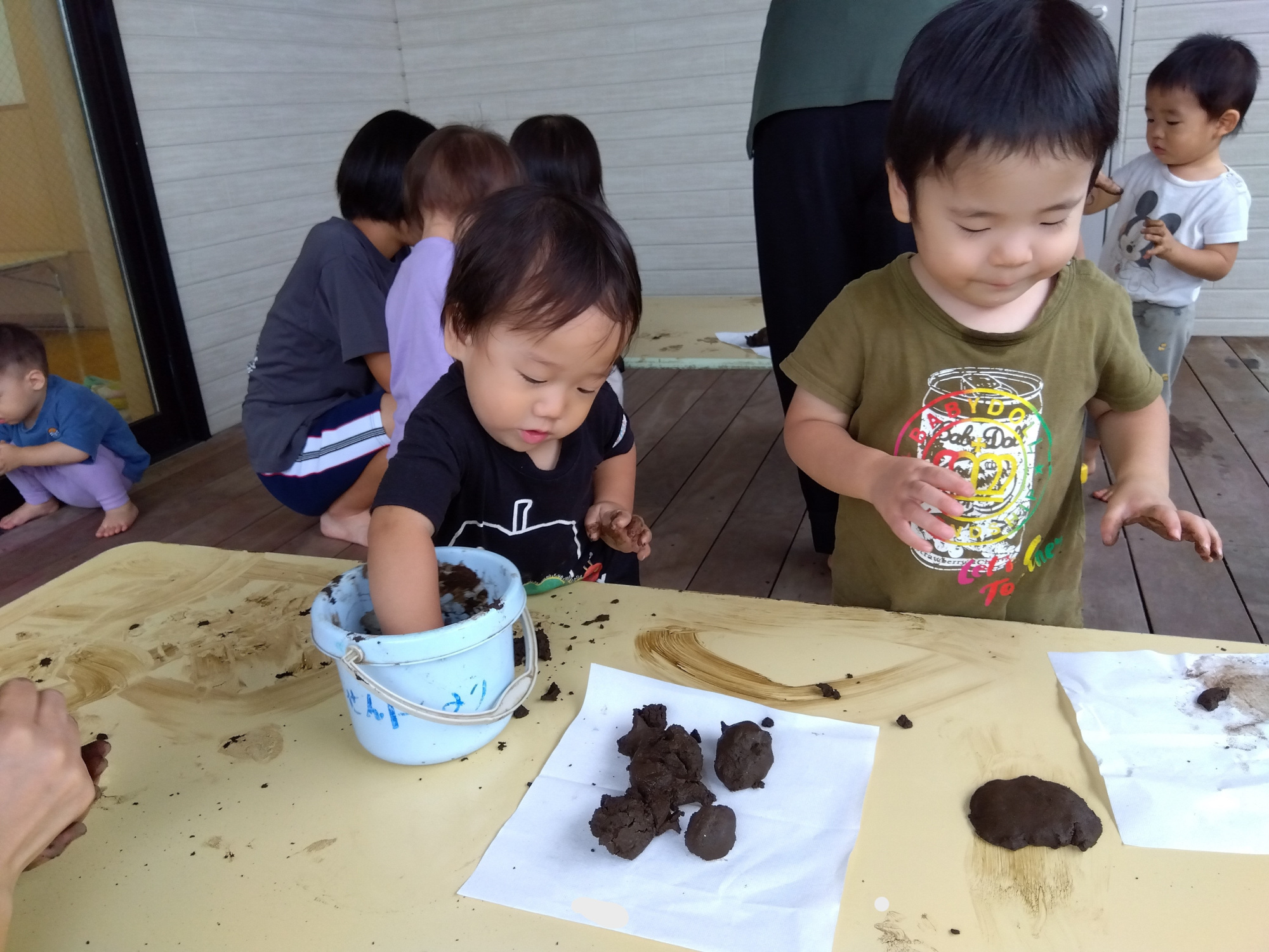 作品作りに取り組む子どもたちの様子２