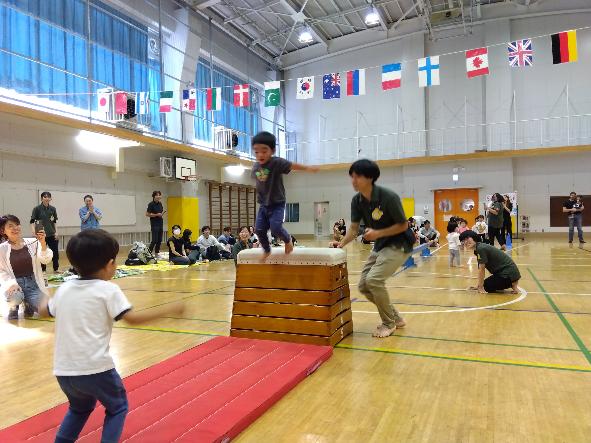 ぽっとん落としで楽しむ子どもの様子