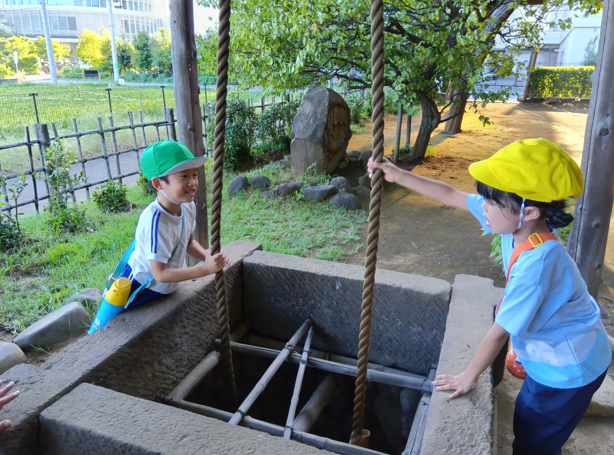 城山公園の井戸で遊ぶ子どもたちの様子